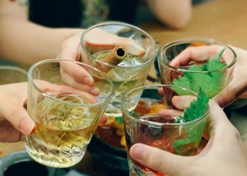 Χειροπέδες γιατί έδωσαν αλκοόλ σε ανήλικες – Ένα κορίτσι κατέληξε στο νοσοκομείο