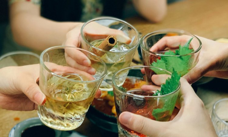Χειροπέδες γιατί έδωσαν αλκοόλ σε ανήλικες – Ένα κορίτσι κατέληξε στο νοσοκομείο