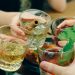 Χειροπέδες γιατί έδωσαν αλκοόλ σε ανήλικες – Ένα κορίτσι κατέληξε στο νοσοκομείο