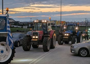 Και Τρικαλινοί αγρότες μεθαύριο στον Βόλο για τον αποκλεισμό του λιμανιού – Έκλεισαν παράδρομoυς της Εθνικής Οδού οι Λαρισαίοι συνάδελφοί τους (ΕΙΚΟΝΕΣ – ΒΙΝΤΕΟ)