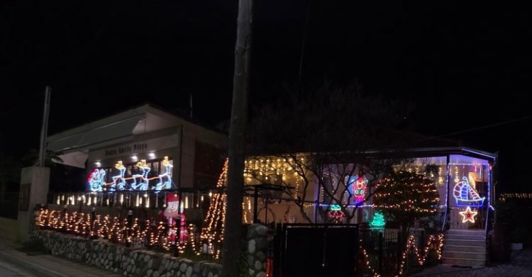 Το χριστουγεννιάτικο σπίτι που σας υποδέχεται στην Καλαμπάκα (ΕΙΚΟΝΕΣ – ΒΙΝΤΕΟ)