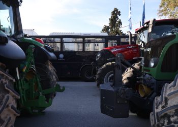 Ξεκίνησε η απόβαση αγροτών στο λιμάνι του Βόλου – Στο σημείο ισχυρές αστυνομικές δυνάμεις (ΕΙΚΟΝΕΣ – ΒΙΝΤΕΟ)