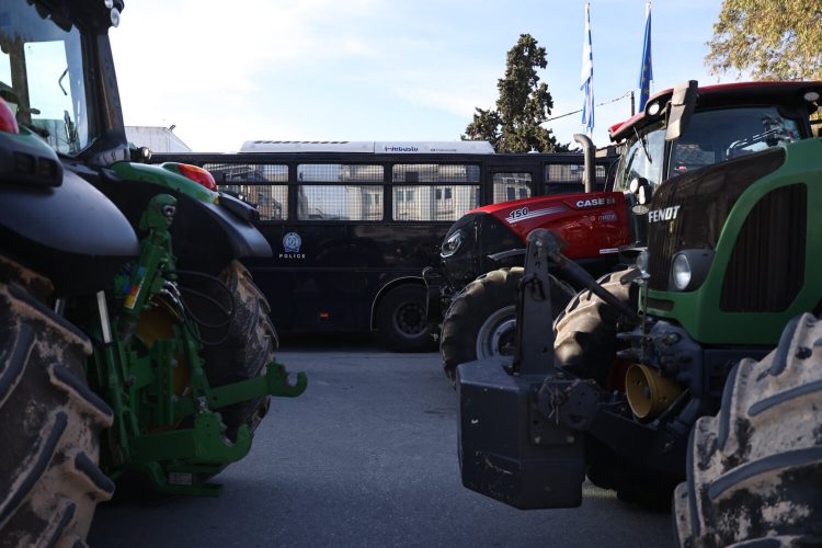 Ξεκίνησε η απόβαση αγροτών στο λιμάνι του Βόλου – Στο σημείο ισχυρές αστυνομικές δυνάμεις (ΕΙΚΟΝΕΣ – ΒΙΝΤΕΟ)