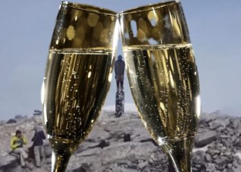Γαμπρός έκανε μπάτσελορ για τον γάμο του στον Όλυμπο ανοίγοντας σαμπάνιες την ώρα που η νύφη το γλέντησε στον Αργυρό (ΒΙΝΤΕΟ)