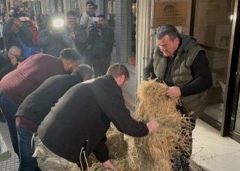 Λάρισα: Αγρότες έριξαν σανό έξω από πολιτικά γραφεία – «Εμπαιγμός η πρόσκληση του πρωθυπουργού στο Μαξίμου» (ΕΙΚΟΝΕΣ – ΒΙΝΤΕΟ)