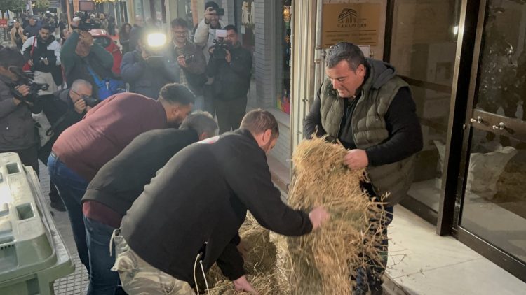 Λάρισα: Αγρότες έριξαν σανό έξω από πολιτικά γραφεία – «Εμπαιγμός η πρόσκληση του πρωθυπουργού στο Μαξίμου» (ΕΙΚΟΝΕΣ – ΒΙΝΤΕΟ)