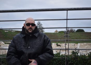 «Έκλεισα τη μουσική γιατί πηδούσαν από τα παράθυρα»: Ο “Θεσσαλός” παραγωγός με το πρώτο διαμαντένιο τραγούδι στην Ελλάδα (ΕΙΚΟΝΕΣ – ΒΙΝΤΕΟ)