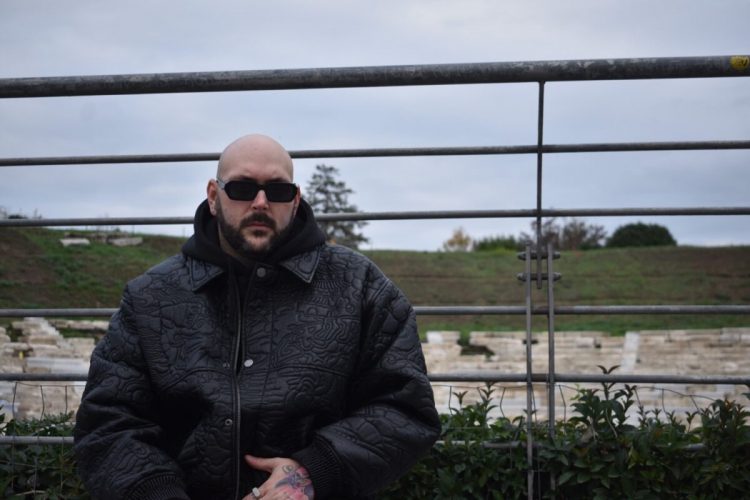 «Έκλεισα τη μουσική γιατί πηδούσαν από τα παράθυρα»: Ο “Θεσσαλός” παραγωγός με το πρώτο διαμαντένιο τραγούδι στην Ελλάδα (ΕΙΚΟΝΕΣ – ΒΙΝΤΕΟ)
