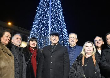 Φωταγωγήθηκε το Χριστουγεννιάτικο δέντρο της Περιφέρειας Θεσσαλίας – Κουρέτας: «Η αγάπη και η αποδοχή τα κλειδιά για την ασφαλή ανάπτυξη των παιδιών μας» (ΕΙΚΟΝΕΣ – ΒΙΝΤΕΟ)