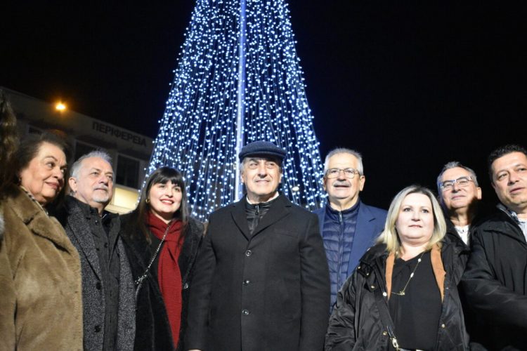 Φωταγωγήθηκε το Χριστουγεννιάτικο δέντρο της Περιφέρειας Θεσσαλίας – Κουρέτας: «Η αγάπη και η αποδοχή τα κλειδιά για την ασφαλή ανάπτυξη των παιδιών μας» (ΕΙΚΟΝΕΣ – ΒΙΝΤΕΟ)