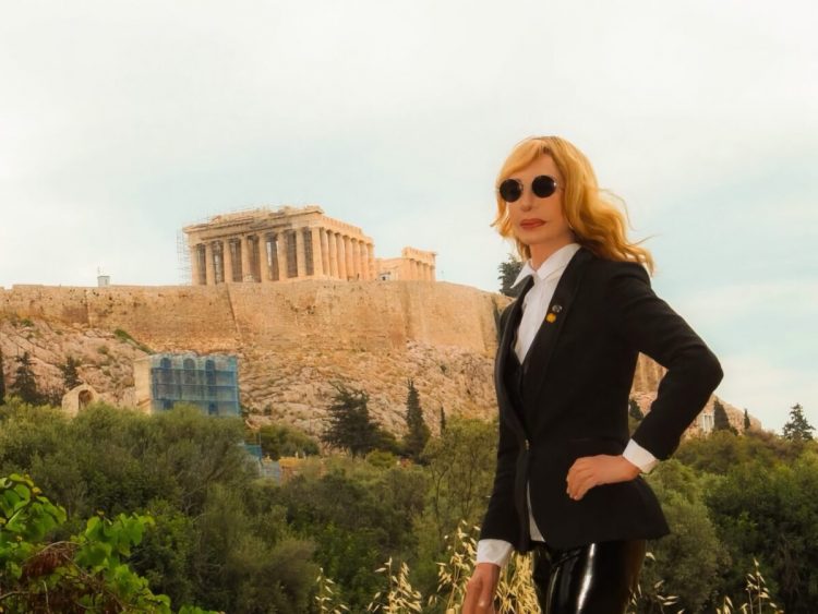Ξεκίνησε από μια ταράτσα σε θεσσαλική πόλη και κατέκτησε τον κόσμο: Το ταξίδι ζωής της Μάρας Καρέτσου