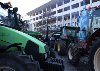 Νέα «απόβαση» τρακτέρ στην Κεντρική Πλατεία Λάρισας – Τα μηνύματα που στέλνουν οι αγρότες στην Κυβέρνηση (ΕΙΚΟΝΕΣ – ΒΙΝΤΕΟ)
