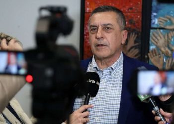 Ανάρτηση Κουρέτα με νόημα: «Να τους βάλουμε να ακούν αυτό το τραγούδι όλη μέρα μέχρι τα Χριστούγεννα για να μην μπορούν να φάνε…»