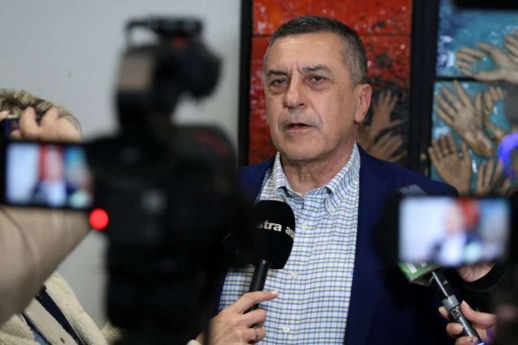 Ανάρτηση Κουρέτα με νόημα: «Να τους βάλουμε να ακούν αυτό το τραγούδι όλη μέρα μέχρι τα Χριστούγεννα για να μην μπορούν να φάνε…»