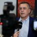 Ανάρτηση Κουρέτα με νόημα: «Να τους βάλουμε να ακούν αυτό το τραγούδι όλη μέρα μέχρι τα Χριστούγεννα για να μην μπορούν να φάνε…»