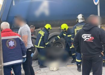 Τραγωδία στη Λάρισα: Νεκρή η γυναίκα που βρέθηκε κάτω από τις ρόδες φορτηγού στην οδό Βόλου – Δείτε φωτογραφίες