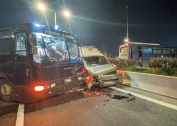 Σοβαρό ατύχημα έξω από τη Λάρισα: Ασθενοφόρο έπεσε πάνω σε κλούβα της Αστυνομίας – Δείτε φωτογραφίες