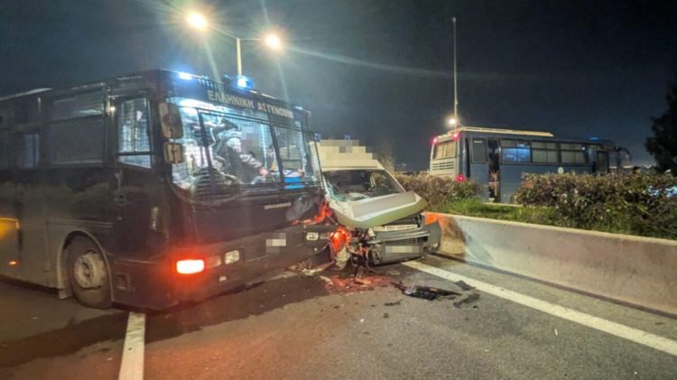 Σοβαρό ατύχημα έξω από τη Λάρισα: Ασθενοφόρο έπεσε πάνω σε κλούβα της Αστυνομίας – Δείτε φωτογραφίες