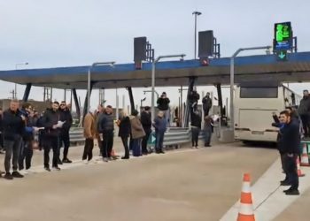 Μπλόκα: Οι αγρότες σηκώνουν τις μπάρες σε διόδια – Μοιράζουν μήλα και… χαλβά Φαρσάλων – Δείτε βίντεο