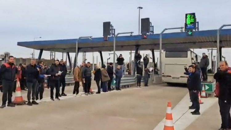 Μπλόκα: Οι αγρότες σηκώνουν τις μπάρες σε διόδια – Μοιράζουν μήλα και… χαλβά Φαρσάλων – Δείτε βίντεο