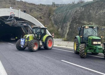 Έκλεισαν τα Τέμπη στις σήραγγες οι Λαρισαίοι αγρότες – Σταμάτησε η κυκλοφορία για όλα τα οχήματα (ΕΙΚΟΝΕΣ – ΒΙΝΤΕΟ)