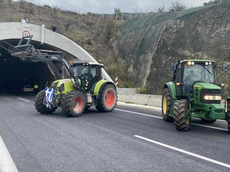 Έκλεισαν τα Τέμπη στις σήραγγες οι Λαρισαίοι αγρότες – Σταμάτησε η κυκλοφορία για όλα τα οχήματα (ΕΙΚΟΝΕΣ – ΒΙΝΤΕΟ)