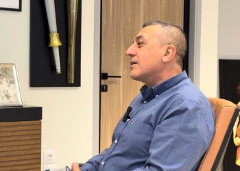 Ο άγνωστος Δημήτρης Κουρέτας – Όταν ο Περιφερειάρχης πιάνει το μικρόφωνο και τραγουδά σε μαγαζί ανωνύμως! (ΒΙΝΤΕΟ)
