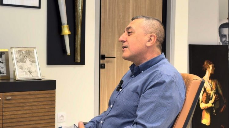 Ο άγνωστος Δημήτρης Κουρέτας – Όταν ο Περιφερειάρχης πιάνει το μικρόφωνο και τραγουδά σε μαγαζί ανωνύμως! (ΒΙΝΤΕΟ)
