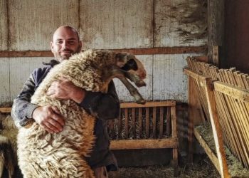 Τον πέρασαν για τρελό – 10 χρόνια μετά τους διέψευσε όλους: Η ιστορία ζωής ενός Θεσσαλού που ξεκίνησε από ένα παγκάκι στον στρατό