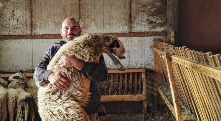 Τον πέρασαν για τρελό – 10 χρόνια μετά τους διέψευσε όλους: Η ιστορία ζωής ενός Θεσσαλού που ξεκίνησε από ένα παγκάκι στον στρατό