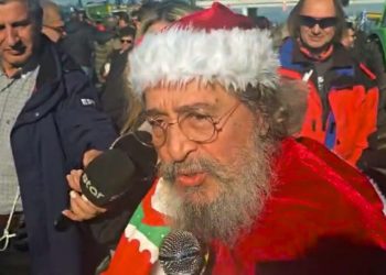 Ο «Άγιος Βασίλης» της αγροτιάς στο μπλόκο της Νίκαιας – Ανοίγουν Κυριακή τα διόδια, κλείνουν Δευτέρα όλες τις παρακαμπτήριες οδούς για τρεις ώρες (ΒΙΝΤΕΟ)