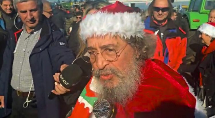 Ο «Άγιος Βασίλης» της αγροτιάς στο μπλόκο της Νίκαιας – Ανοίγουν Κυριακή τα διόδια, κλείνουν Δευτέρα όλες τις παρακαμπτήριες οδούς για τρεις ώρες (ΒΙΝΤΕΟ)
