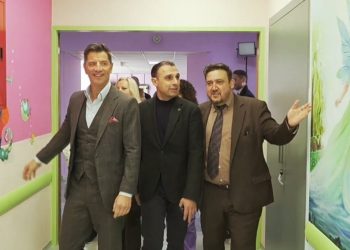 Στην παιδιατρική κλινική του Γενικού Νοσοκομείου Λάρισας ο Σάκης Ρουβάς – Δείτε φωτογραφίες