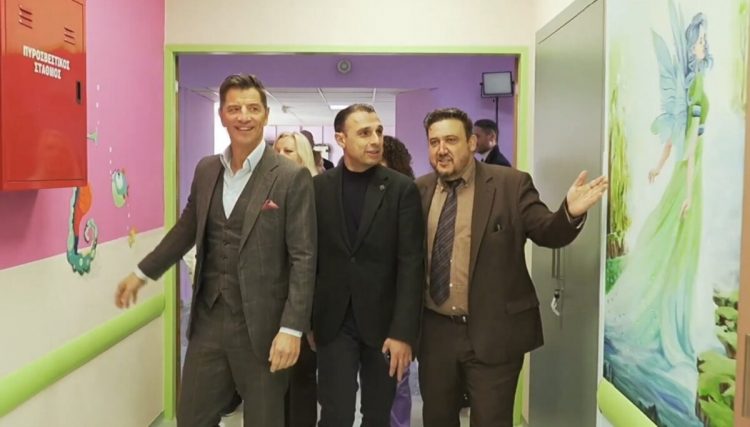 Στην παιδιατρική κλινική του Γενικού Νοσοκομείου Λάρισας ο Σάκης Ρουβάς – Δείτε φωτογραφίες