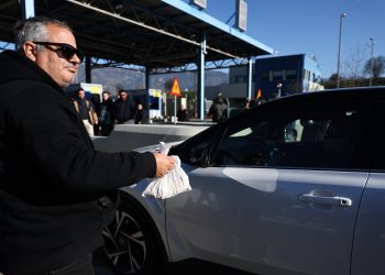 Αγροτικές κινητοποιήσεις: Άνοιξαν τα διόδια Μακρυχωρίου και μοίρασαν προϊόντα – «Υπάρχει ενότητα και συνεχίζουμε τον αγώνα μας» (φωτ. & βίντεο)