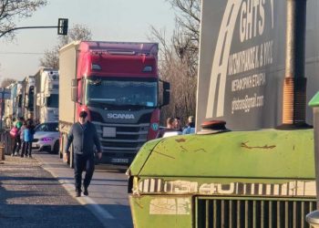 Έκλεισαν και την παλιά εθνική οδό Λάρισας – Βόλου οι αγρότες του μπλόκου της Νίκαιας – Οι εναλλακτικές διαδρομές προς Αθήνα – Θεσσαλονίκη (ΕΙΚΟΝΕΣ – ΒΙΝΤΕΟ)