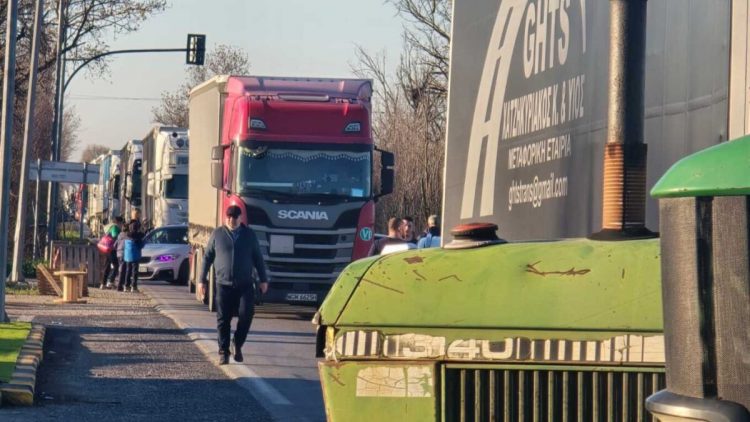 Έκλεισαν και την παλιά εθνική οδό Λάρισας – Βόλου οι αγρότες του μπλόκου της Νίκαιας – Οι εναλλακτικές διαδρομές προς Αθήνα – Θεσσαλονίκη (ΕΙΚΟΝΕΣ – ΒΙΝΤΕΟ)