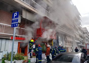 Κινητοποίηση της Πυροσβεστικής σε κεντρικό σημείο της Λάρισας – Πυκνοί καπνοί από γραφείο (ΕΙΚΟΝΕΣ – ΒΙΝΤΕΟ)