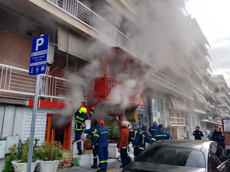 Κινητοποίηση της Πυροσβεστικής σε κεντρικό σημείο της Λάρισας – Πυκνοί καπνοί από γραφείο (ΕΙΚΟΝΕΣ – ΒΙΝΤΕΟ)
