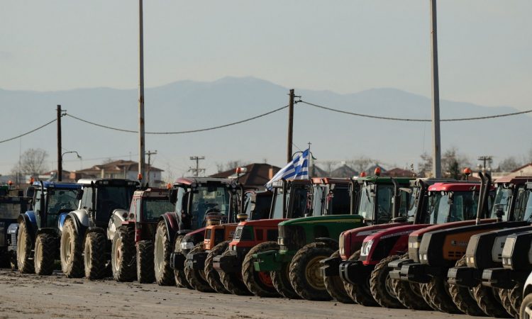 Καιρός: Προειδοποίηση Τσατραφύλλια προς αγρότες στα μπλόκα – «Προσοχή, ακραία φαινόμενα»