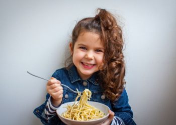 6 μυστικά για να σταματήσει το παιδί να τρώει μόνο μακαρόνια