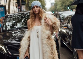 Ξέχνα τα στενά τζιν και τις μπότες μέχρι τον αστράγαλο – Το 2026 αυτό θα φοράνε όλοι με τις faux-fur