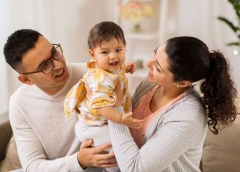 Θετική ανατροφή: Όσα δεν σου είπαν για τον πρώτο χρόνο του μωρού — Και πώς να τον ζήσεις με ηρεμία