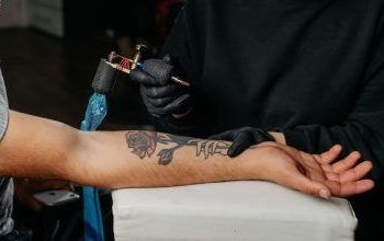 Μελάνωμα και τατουάζ: Τι πρέπει να ξέρουν όσοι σκέφτονται να κάνουν σχέδιο στο δέρμα – Πώς συνδέονται με αυξημένο κίνδυνο καρκίνου