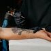 Μελάνωμα και τατουάζ: Τι πρέπει να ξέρουν όσοι σκέφτονται να κάνουν σχέδιο στο δέρμα – Πώς συνδέονται με αυξημένο κίνδυνο καρκίνου