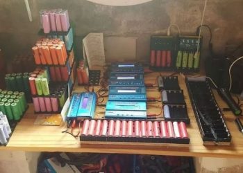 Δεν έχει πληρώσει λογαριασμό εδώ και 8 χρόνια: Ο τρόπος που το κατάφερε με 1.000 μπαταρίες