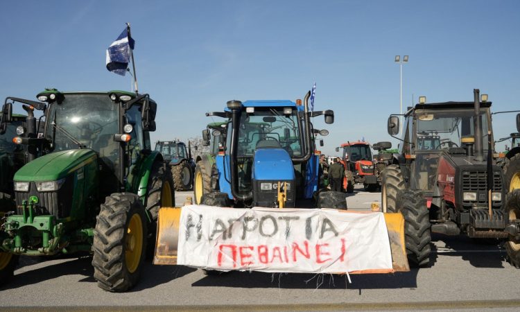 Δεν κάνουν πίσω οι αγρότες – Ενισχύονται τα μπλόκα μετά από απόφαση της συνέλευσης στη Νίκαια – Την Τετάρτη στους δρόμους οι Τρικαλινοί