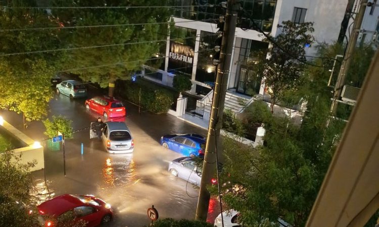 Η κακοκαιρία Byron σαρώνει την Ελλάδα – Πλημμύρες, κλειστά σχολεία και μηνύματα του «112»