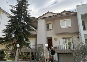 ΠΩΛΕΙΤΑΙ μονοκατοικία 192 τ.μ. με θερμαινόμενη πισίνα και υπόγειο 92 τ.μ.