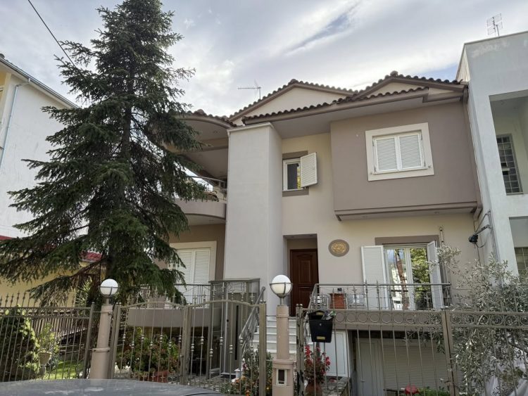 ΠΩΛΕΙΤΑΙ μονοκατοικία 192 τ.μ. με θερμαινόμενη πισίνα και υπόγειο 92 τ.μ.